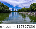 建築倒映在水中：城市與自然的和諧 117327830