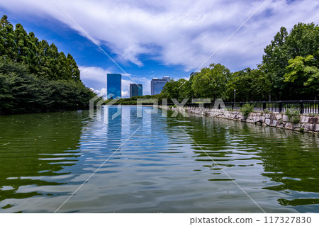 建築倒映在水中:城市與自然的和諧 建築倒映在水中:城市與自然的和諧 117327830