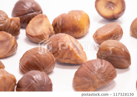 Peeled sweet chestnuts 117328130