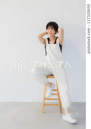 短髮女子做DIY 117328930