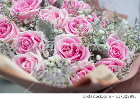 Pink roses bouquet with white and purple grass flowers 117328985