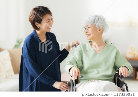 老人和照顧他們的家人的照片 117329051