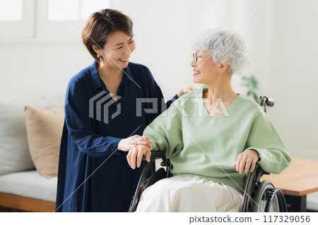 Image of elderly people and their families providing care 117329056