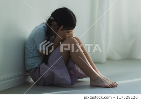 小學生在房間裡感到沮喪 117329126