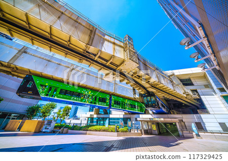 日本千葉市八月的城市景觀。千葉站和千葉都會單軌電車的單軌電車景觀 117329425