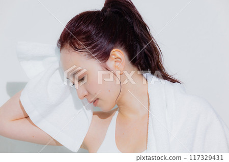 Women of sportswear 117329431
