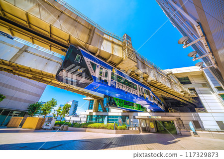 日本千葉市八月的城市景觀。千葉站和千葉都會單軌電車的單軌電車景觀 117329873