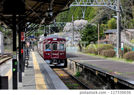 One-man Nose Electric Railway connecting Yamashita and Myokenguchi. Entering Myokenguchi. Early morning only Kawanishi Noseguchi-Myokenguchi. 117330036