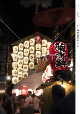 祗園祭 菊水湖駒形燈籠 漂浮在黑暗中 2 117330290