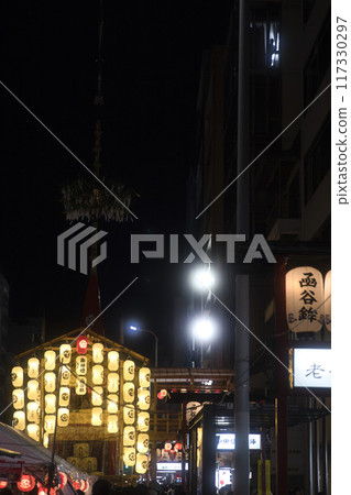 祗園祭 箱谷法子駒形燈籠 漂浮在黑暗中 3 117330297