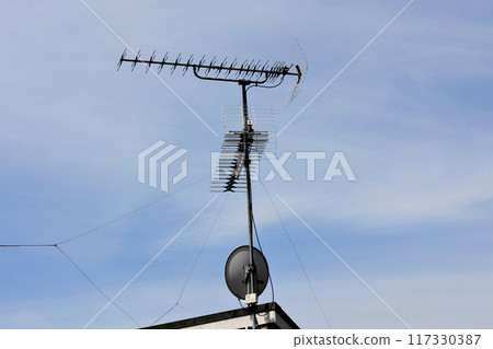 Toyono-cho, Toyono-gun: Two UHF antennas and a BS antenna facing in two directions Toyono-cho, Toyono-gun: Two UHF antennas and a BS antenna facing in two directions 117330387