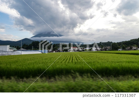 岩手縣岩手山雲霧繚繞的田園風光 岩手縣岩手山雲霧繚繞的田園風光 117331307