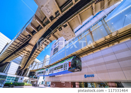 日本千葉市八月的城市景觀。千葉都市單軌電車從千葉車站出發的單軌列車景觀 117331464