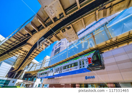 日本千葉市八月的城市景觀。千葉都市單軌電車從千葉車站出發的單軌列車景觀 117331465