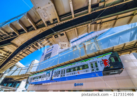 日本千葉市八月的城市景觀。千葉都市單軌電車從千葉車站出發的單軌列車景觀 日本千葉市八月的城市景觀。千葉都市單軌電車從千葉車站出發的單軌列車景觀 117331466