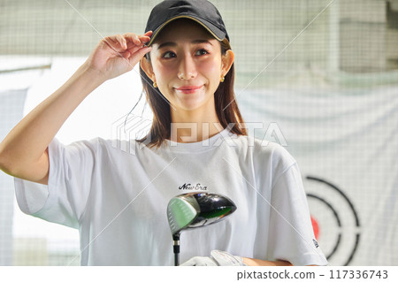 一名女子在室內高爾夫練習場練習 一名女子在室內高爾夫練習場練習 117336743