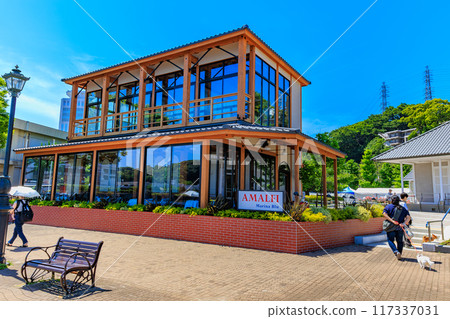 Verny Park in Yokosuka, Kanagawa Prefecture, where roses are in full bloom 117337031