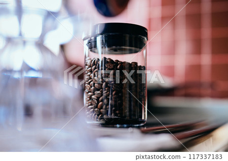 咖啡豆儲存在咖啡罐中 117337183