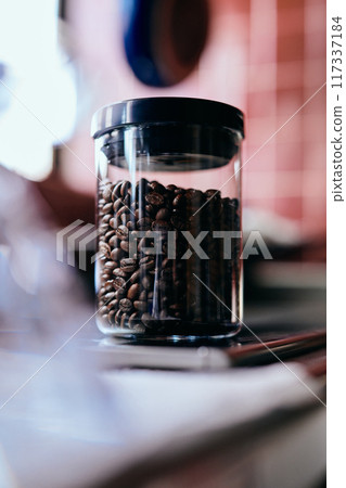 咖啡豆儲存在咖啡罐中 117337184