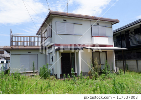 Unoccupied house in a residential area 117337808
