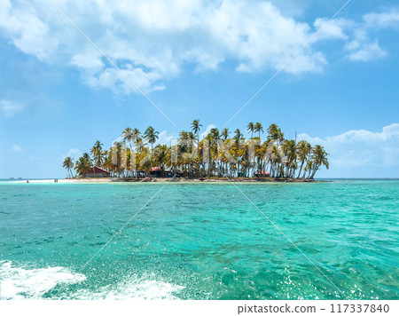 San Blas islands in Panama, tropical beach San Blas islands in Panama, tropical beach 117337840