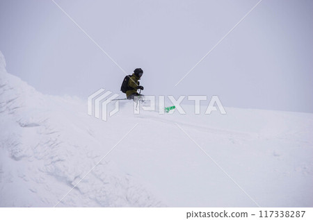 北海道虻田郡俱知安町新雪谷安努普利野外地區的滑雪者 北海道虻田郡俱知安町新雪谷安努普利野外地區的滑雪者 117338287