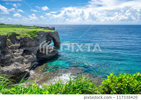 沖繩萬座岬的壯麗景色（象鼻一樣的懸崖和鈷藍色的大海） 117338420
