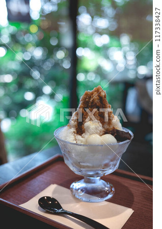 在一家綠色日本咖啡館吃紅糖刨冰 117338427