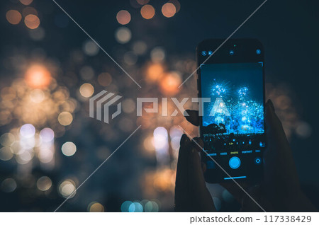 透過智慧型手機螢幕看到的煙火 117338429