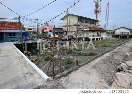馬來西亞吉膽島的狹窄道路和灘塗 馬來西亞吉膽島的狹窄道路和灘塗 117338535