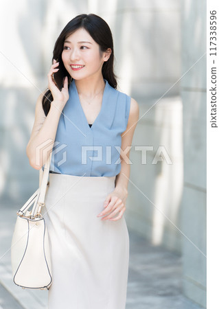 叫與智能手機的女商人 117338596