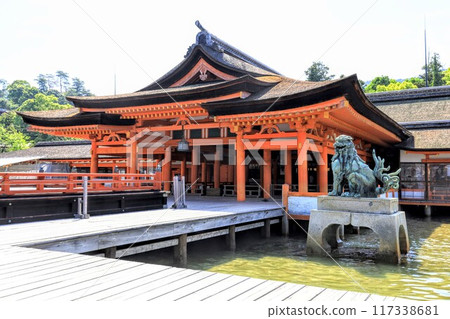 Itsukushima Shrine, a shrine floating on the sea 117338681