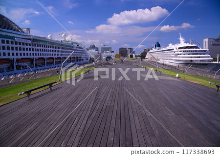 Cruise ship arriving at Yokohama Osanbashi Pier 117338693