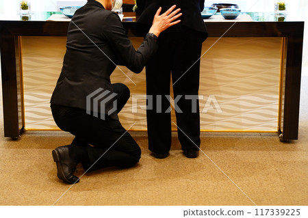 Ceremony lady 117339225