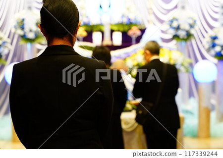 Ceremony lady 117339244