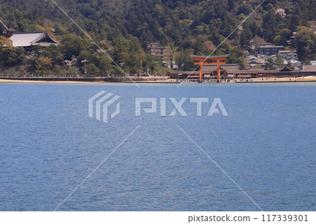 World Heritage Site, Miyajima's Great Torii (before renovation) World Heritage Site, Miyajima's Great Torii (before renovation) 117339301
