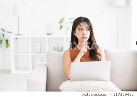 年輕女子筆記型電腦出現問題 117339432