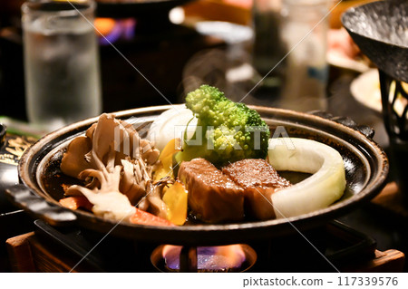 陶瓷盤上的烤飛鎢牛肉 陶瓷盤上的烤飛鎢牛肉 117339576