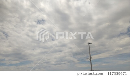 多雲的天空和電線桿 117339671