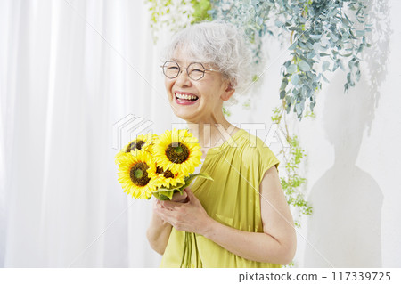 有向日葵的資深婦女 117339725
