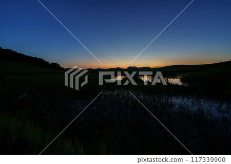From the sunset sinking into the cloudless sky of Soni Plateau to the blue moment of the sunset sky and the night sky with a crescent moon #41 117339900