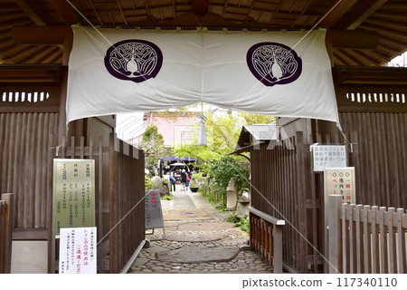 Yamato City: The temple gate, grounds and fresh greenery of Joshinji Temple Yamato City: The temple gate, grounds and fresh greenery of Joshinji Temple 117340110