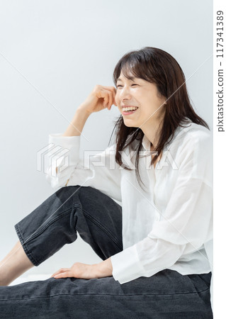 跪著的女性肖像 117341389