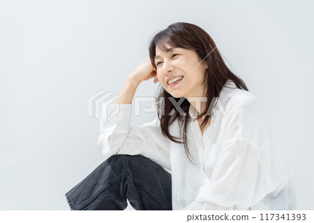 跪著的女性肖像 117341393