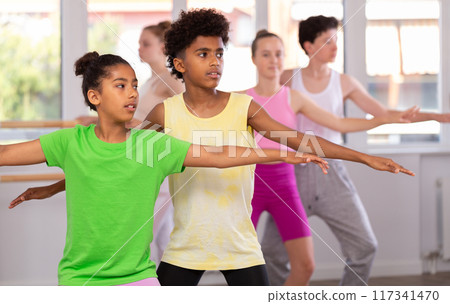 Couple boy and girl rehearsing ballet choreography 117341470