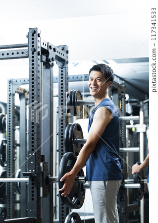 運動健身房訓練健身房男性肌肉訓練肖像 117341533