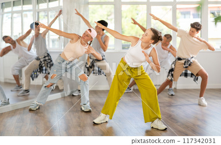 Teen girl with group of teenage friends, learn to dance hip hop 117342031