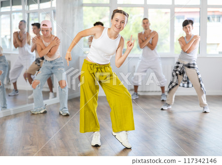 Teen girl with group of teenage friends, learn to dance hip hop 117342146