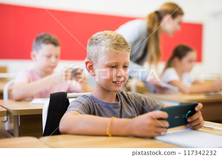 Schoolchildren with phones 117342232