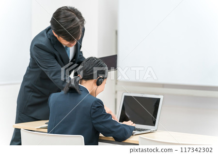 穿著制服使用電腦學習的小學生、初中生、高中生（ICT教育、班級、學生） 117342302